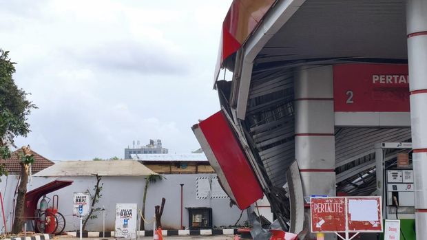 Die Tankstelle Pramuka Raya, Senen, Zentral-Jakarta, wurde geschlossen, nachdem sie von einem Baum getroffen wurde. Samstag (24.01.2026)