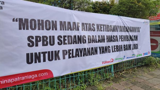 Die Tankstelle Pramuka Raya, Senen, Zentral-Jakarta, wurde geschlossen, nachdem sie von einem Baum getroffen wurde. Samstag (24.01.2026)