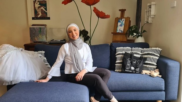 Stephanie Kurlow menginspirasi perempuan muda sebagai hijabi balerina/Foto: Instagram.com/stephaniekurlow Stephanie menjadi inspirasi perempuan muda, membuktikan bahwa hijabi balerina bisa mengejar impian tanpa kompromi terhadap identitas.