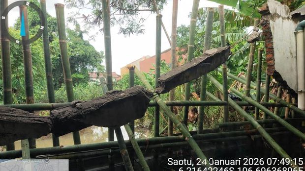 Der kaputte Damm in der Nähe eines Wohnkomplexes in Pinang, Tangerang, wurde vorübergehend repariert, die Überschwemmung ist zurückgegangen, Samstag (24.01.2026).