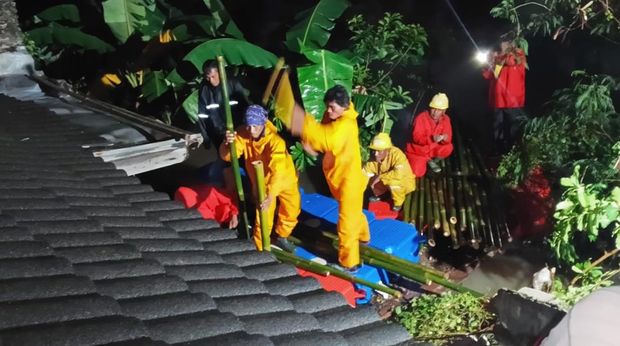 Die Reparatur des kaputten Ufers des Angke-Flusses im Bezirk Pinang der Stadt Tangerang hat begonnen. Am frühen Samstagmorgen (24.01.2026) wurde mit der Reparatur des im Bezirk Pinang der Stadt Tangerang eingestürzten Ufers des Angke-Flusses begonnen.