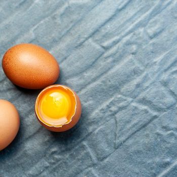 Telur adalah makanan yang baik untuk penderita anemia karena mengandung zat besi dan protein berkualitas tinggi.