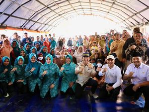 Ketum TP PKK Beri Bantuan Buat Warga Terdampak Bencana di Aceh Tamiang