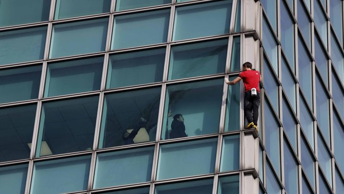 Alex Honnold Tantang Regulasi Pengamanan di Taipei 101