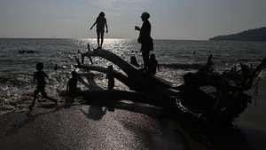 Aktivitas Wisata Pantai Pandan Kembali Normal Pascabanjir dan Longsor