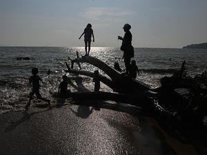 Aktivitas Wisata Pantai Pandan Kembali Normal Pascabanjir dan Longsor