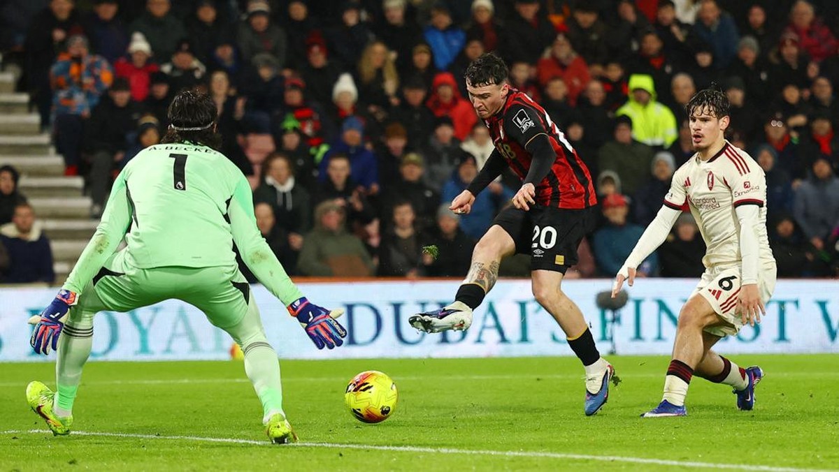Bournemouth mengungguli Liverpool 2-1 di babak pertama, salah satunya lewat gol Alex Jimenez. (Foto: Matthew Childs/Action Images via Reuters)