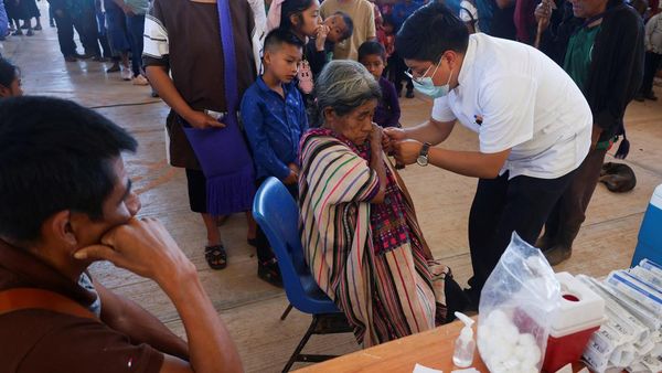 Anak hingga Lansia Komunitas Adat Tzajalhucum Terima Vaksin Campak