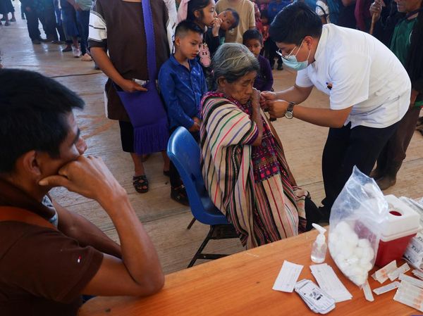 Anak hingga Lansia Komunitas Adat Tzajalhucum Terima Vaksin Campak