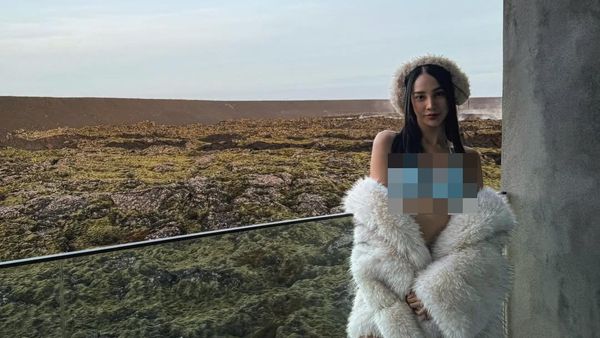 Gaya Anya Geraldine Liburan di Blue Lagoon
