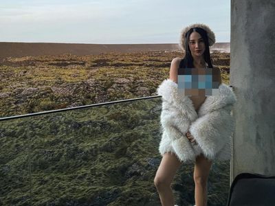 Gaya Anya Geraldine Liburan di Blue Lagoon