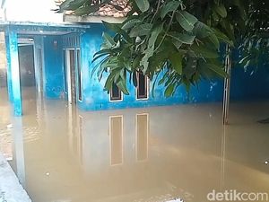 Dua Malam di Masjid, Warga Ciasem Tunggu Banjir Benar-benar Surut