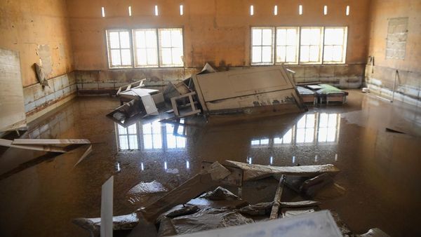 Banjir Tinggalkan Lumpur, SDN 1 Kuala Simpang Dibersihkan Bersama