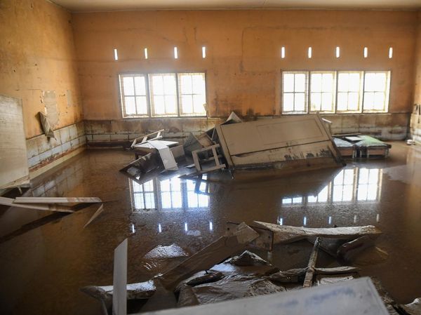Banjir Tinggalkan Lumpur, SDN 1 Kuala Simpang Dibersihkan Bersama