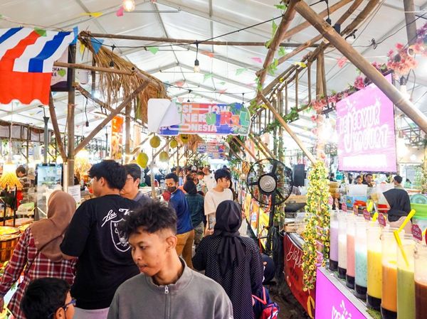 Berburu Kuliner Viral, The Park Sawangan Jadi Pusat Keramaian