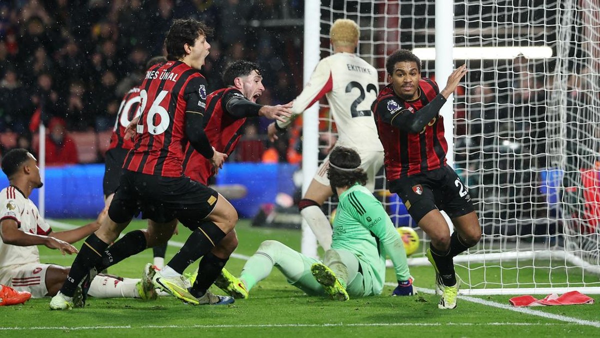 Momen Amine Adli membobol gawang Liverpool di menit akhir dan membawa Bournemouth menang 3-2 di Liga Inggris. (Foto: Toby Melville/REUTERS)