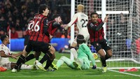 Video Liverpool Tumbang Dramatis gegara Lemparan Super Bournemouth