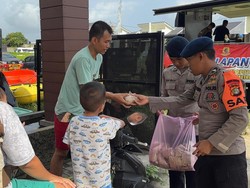 Brimob Polda Metro Salurkan Bantuan Makanan untuk Korban Banjir Bekasi