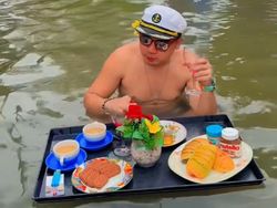 5 Momen Santuy Saat Banjir, Tetap Jualan Makanan hingga Floating Breakfast