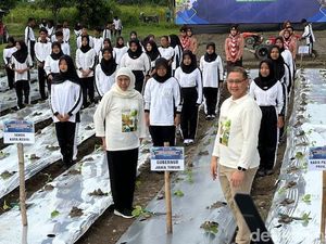 Gubernur Khofifah Kagum Program Ketahanan Pangan di SMKN 1 Plosoklaten