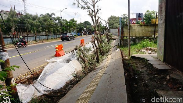 Hujan Deras Picu Trotoar Ambles di Jalan Raya Narogong Bekasi