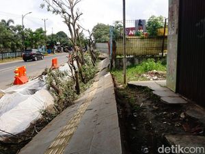 Hujan Deras Picu Trotoar Ambles di Jalan Raya Narogong Bekasi