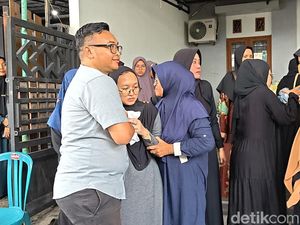 Jenazah Hariadi Kru ATR 42-500 Dimakamkan, Istri Syok-Ibu Pingsan