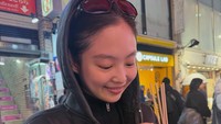 Potret Jennie BLACKPINK Santai-Minim Makeup di Jepang
