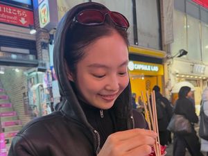 Potret Jennie BLACKPINK Santai-Minim Makeup di Jepang