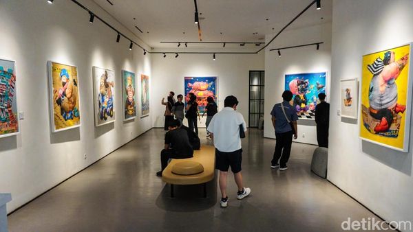 Karya Nyoman Suarnata di Small Talks for Serious Times Ramai Pengunjung