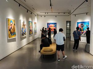 Karya Nyoman Suarnata di Small Talks for Serious Times Ramai Pengunjung