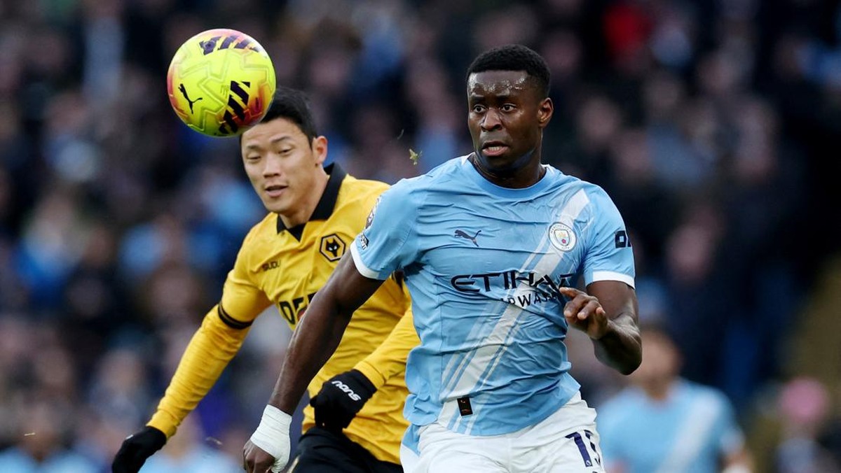 Marc Guehi (kanan) dalam laga debut bersama Manchester City. Foto: REUTERS/Phil Noble