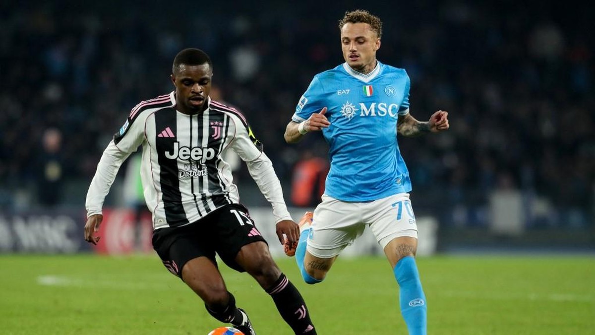 Duel Napoli menjamu Juventus bulan Desember lalu. Foto: AFP/CARLO HERMANN