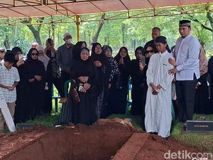 Tangis Keluarga Pecah Iringi Pemakaman Ferry Irawan Korban Pesawat ATR 42-500