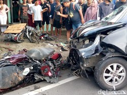 Avanza Tabrak 7 Motor di Jombang, 1 Tewas dan 6 Luka