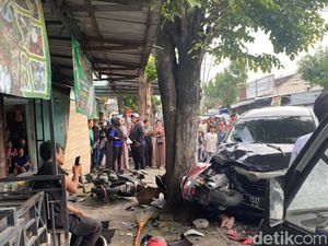 Avanza Tabrak 7 Motor di Jombang, Terhenti Usai Tabrak Pohon