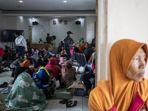 279 Warga Cisarua Mengungsi Usai Longsor, Bertahan di Kantor Desa Pasirlangu