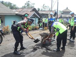 Polda Jateng Kerahkan Brimob Bangun Jembatan Darurat Imbas Banjir Purbalingga