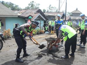 Polda Jateng Kerahkan Brimob Bangun Jembatan Darurat Imbas Banjir Purbalingga