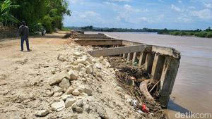Bangunan Pelindung Tebing Sungai Bengawan Solo di Bojonegoro Ambruk