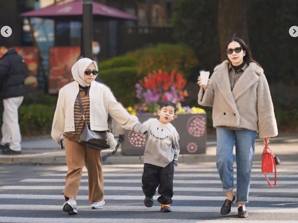 Gaya Pengasuh Rafathar, Mbak Lala On Point di China