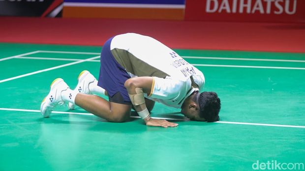 Tunggal putra Indonesia Alwi Farhan tampil perkasa untuk merebut gelar juara Indonesia Masters 2026. Bermain di hadapan publik sendiri di Istora Senayan, Jakarta, Minggu (25/1/2026), Alwi sukses menundukkan wakil Thailand, Panitchaphon Teeraratsakul, dalam partai final.