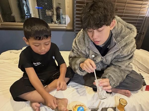 Willie Salim Liburan ke Jepang, Ajak Adik Angkat Unboxing Makanan Unik!