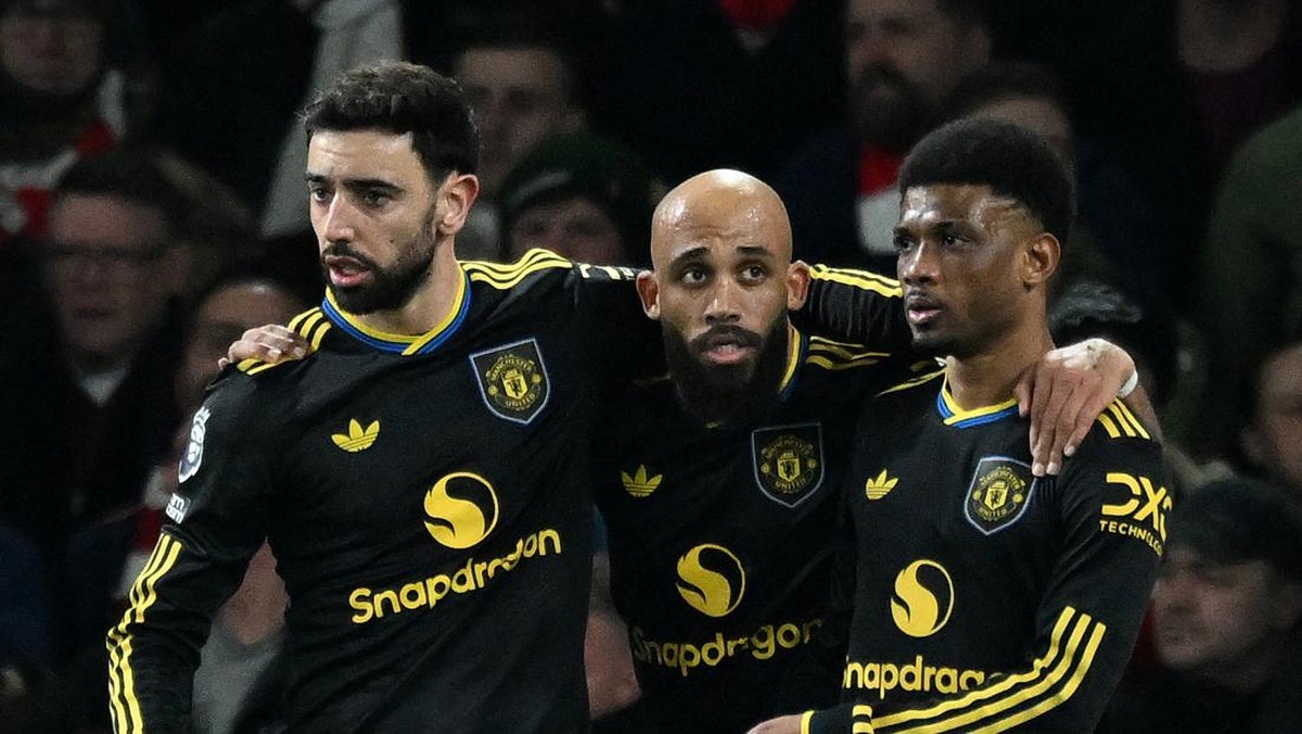 Amad Diallo balas-balasan twit dengan fans Arsenal. (REUTERS/Dylan Martinez)