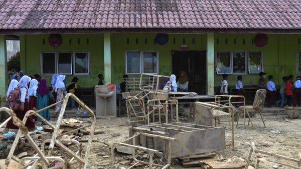 Anak-anak Kembali ke Sekolah Pascabanjir Bandang Aceh Tamiang