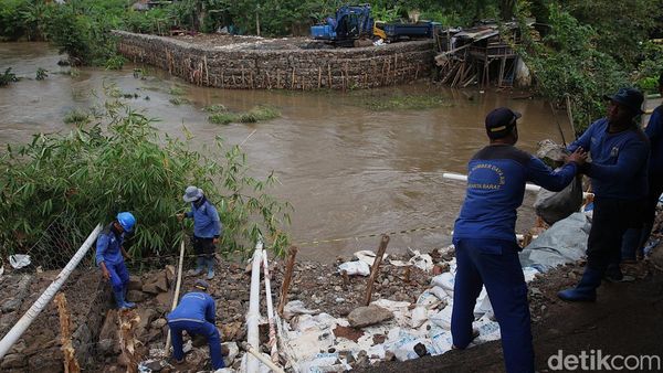 Antisipasi Longsor, Turap Bronjong Dibangun di Kali Angke