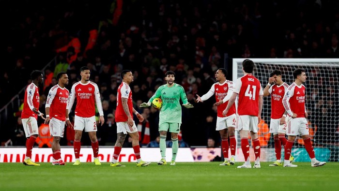 Soccer Football - Premier League - Arsenal v Manchester United - Emirates Stadium, London, Britain - January 25, 2026 Arsenals David Raya reacts with teammates after Manchester Uniteds Patrick Dorgu scores their second goal Action Images via Reuter