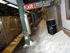 Badai Salju Ganggu Perjalanan Kereta di New York