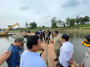 Berdiri di Badan Air, Bangunan Liar di Situ Tujuh Muara Depok Dibongkar