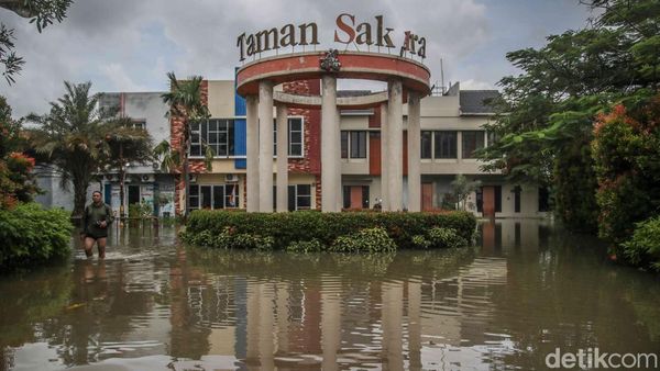 Potret Banjir Rendam Perumahan Cluster Taman Sakura Bekasi